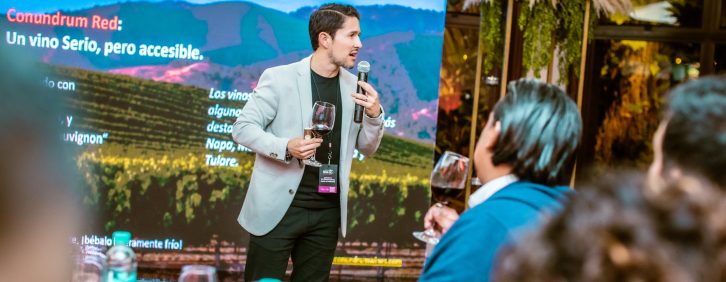 Presentador guiando una cata en la Feria de Vinos