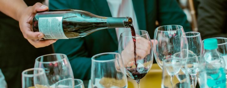 Copa de vino blanco sirviéndose en un taller de mixología